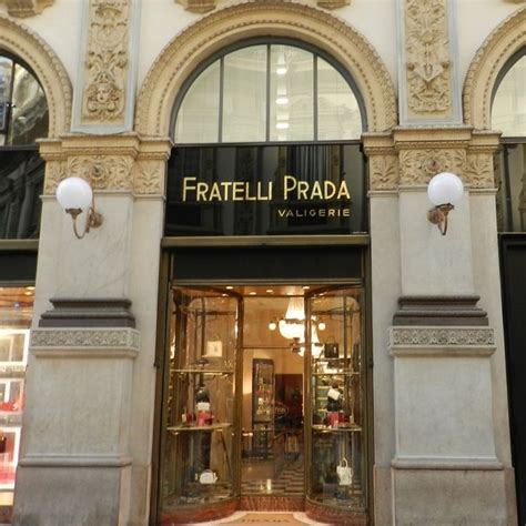 primo negozio prada milano